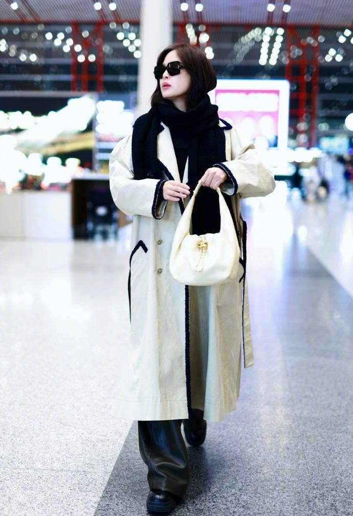 最近辛芷蕾现身北京机场，她这回走经典的黑白搭配风格，看起来特别的显年轻。辛芷