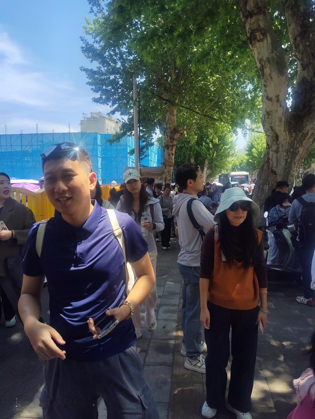 黄鹤楼上面这么多人不怕踩踏了啊？武汉今天（5月3日）天气晴朗，黄鹤楼司门口