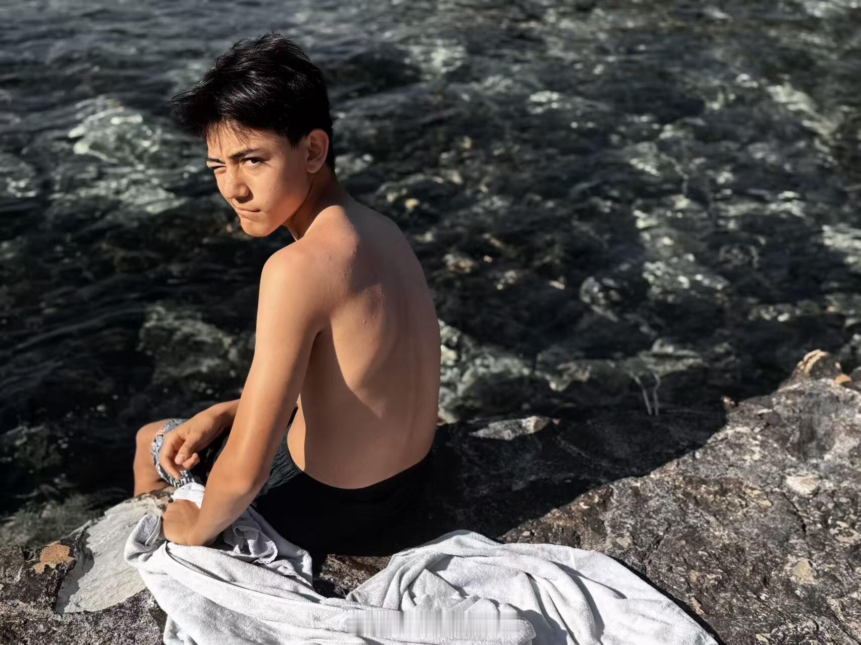 刘烨夫妇带儿女度假诺一霓娜长这么高了刘烨夫妇带儿女度假，诺一霓娜长这么高了，一