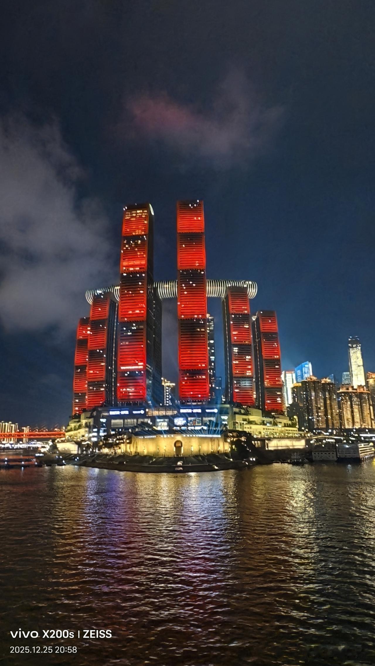 重庆·朝天门夜景。（游轮行进中拍摄）朝天门逛朝天门重庆夜景长江朝天门朝