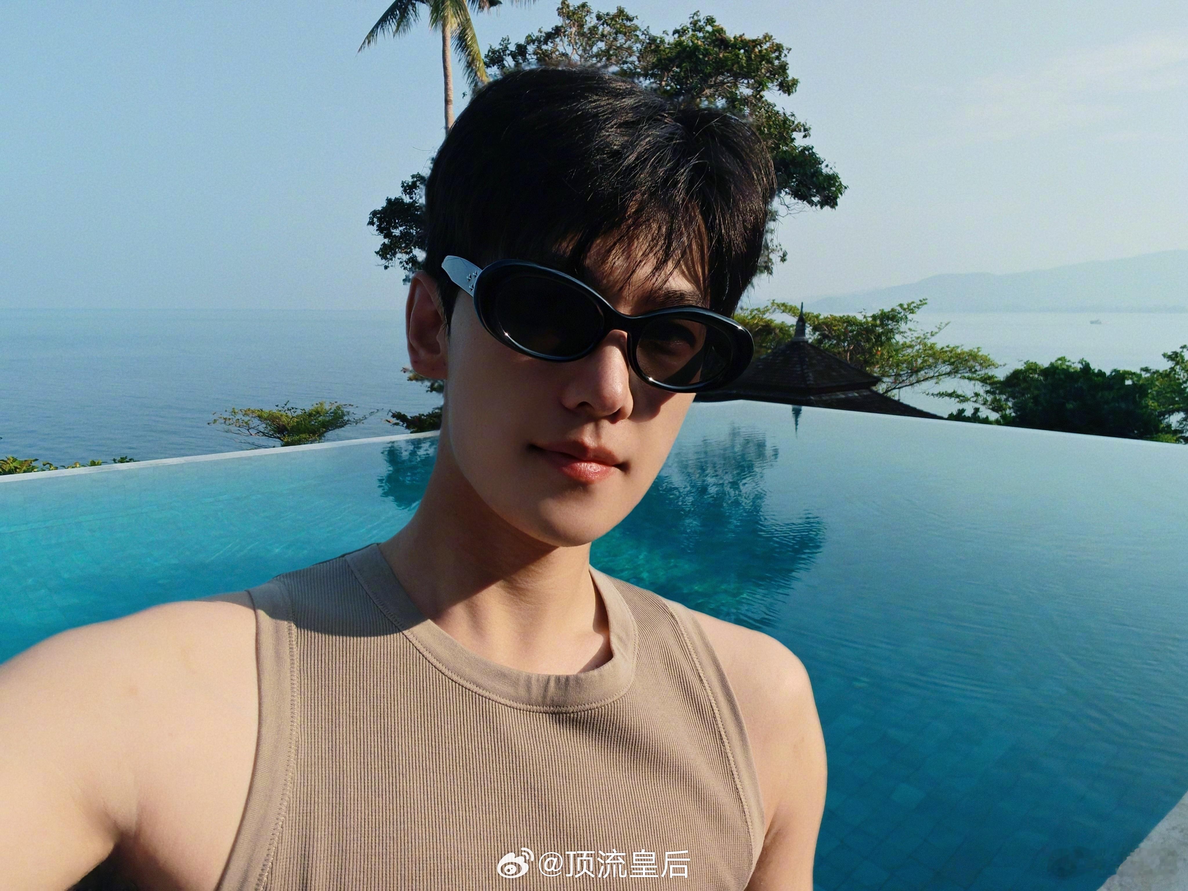 杨洋，包帅的，状态包好的，来看松弛感满满的大帅哥营业。如果凡人修仙传能快点播就更