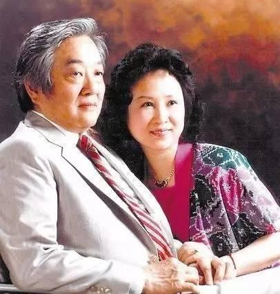 一次，琼瑶特意穿着平鑫涛送给她的新裙子，当着原配林婉珍的面问：“我漂亮吗？”林婉