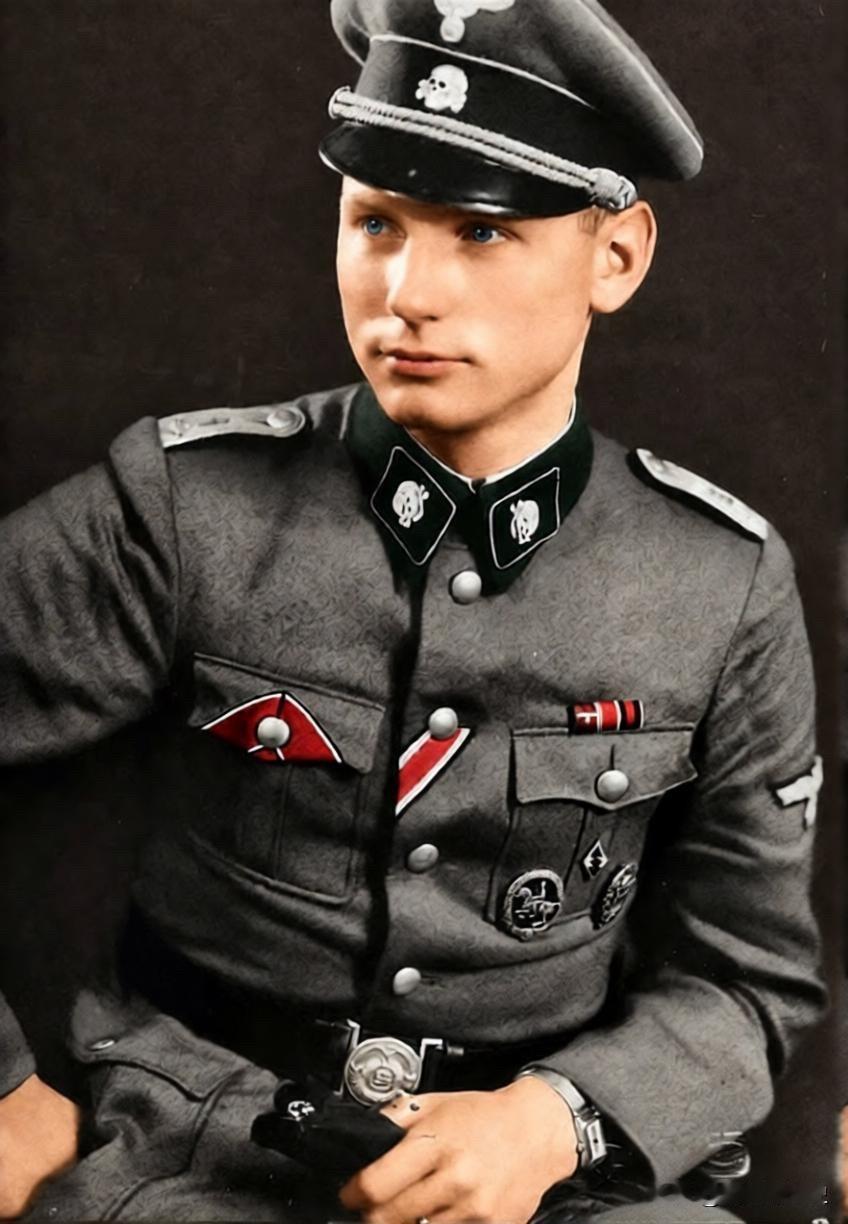 一名“骷髅”师中尉军官。他右胸口袋佩戴的“血章”绶带表明，他参与了1923年啤酒