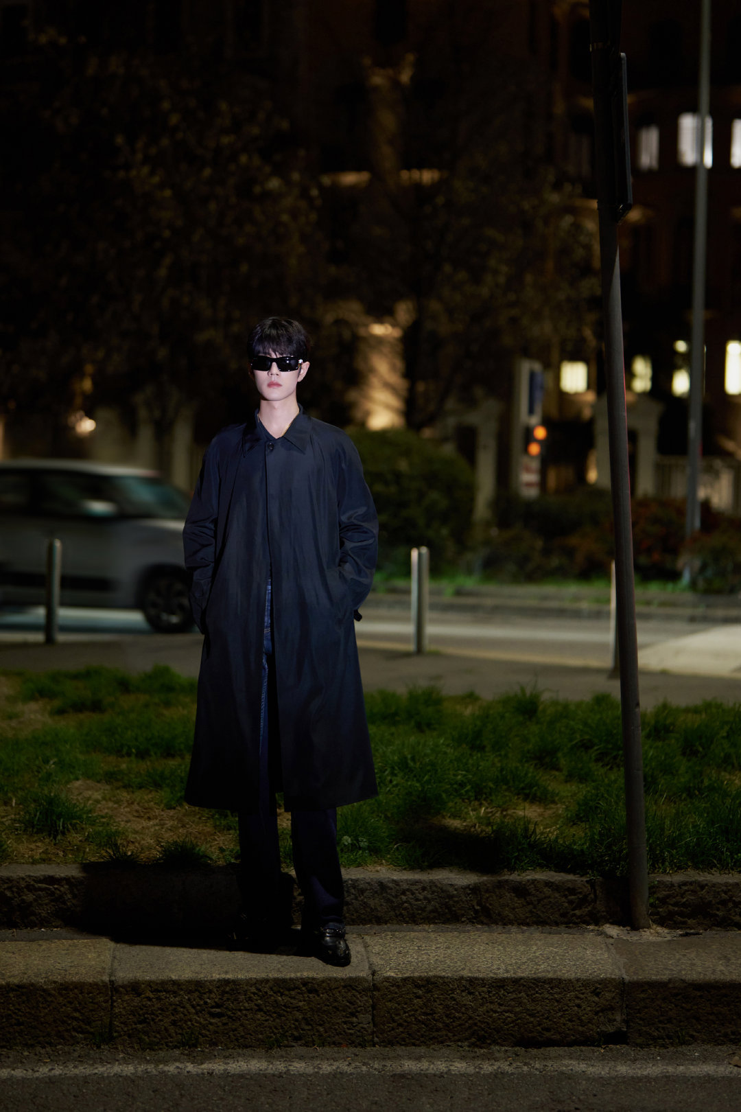 肖战亮相米兰时装周GUCCIPrimavera大秀，身穿暗纹长款大衣搭配牛仔裤