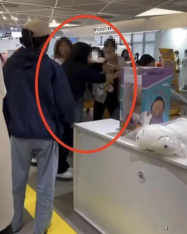 首尔商场里，中国黑衣大姐被白人女嘲：韩国人烦中国人，全世界都烦中国人。大姐当场还
