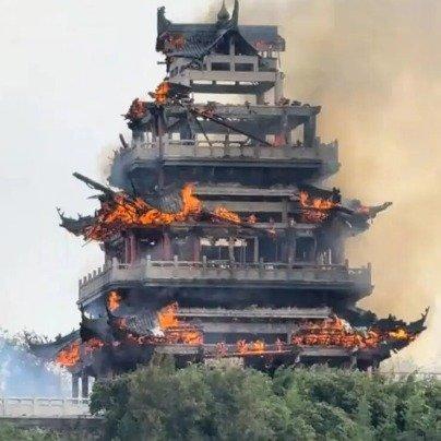 张家港文昌阁火灾，一根香烛烧毁仿古地标江苏张家港凤凰山景区，一座仿古地标在火