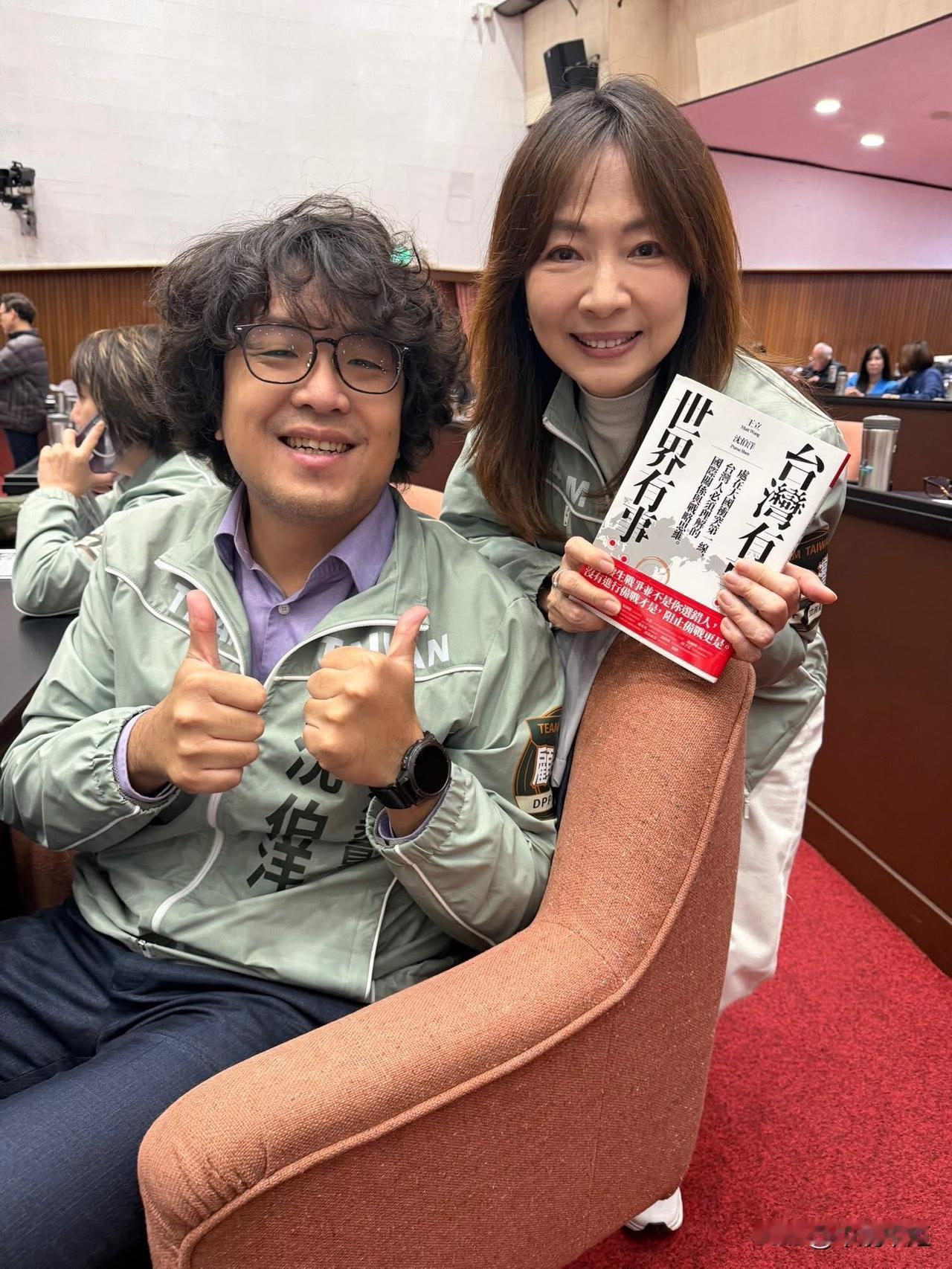 民进党立委郭昱晴今天（30日）在脸书发文笑称，沈伯洋今天终于把他的那个“鸟窝”发