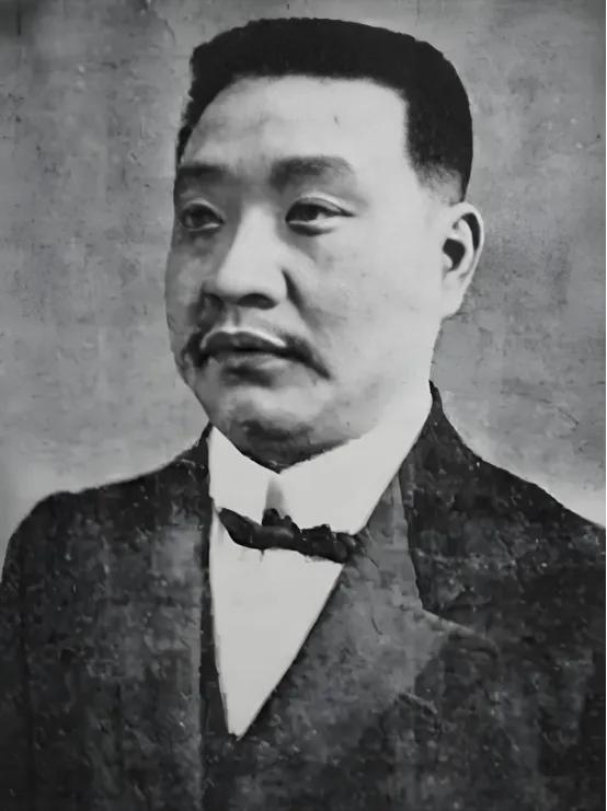 1879年，浙江巡抚谭钟麟午睡醒来，偶然路过丫头李氏的卧房并和对方发生了关系。每