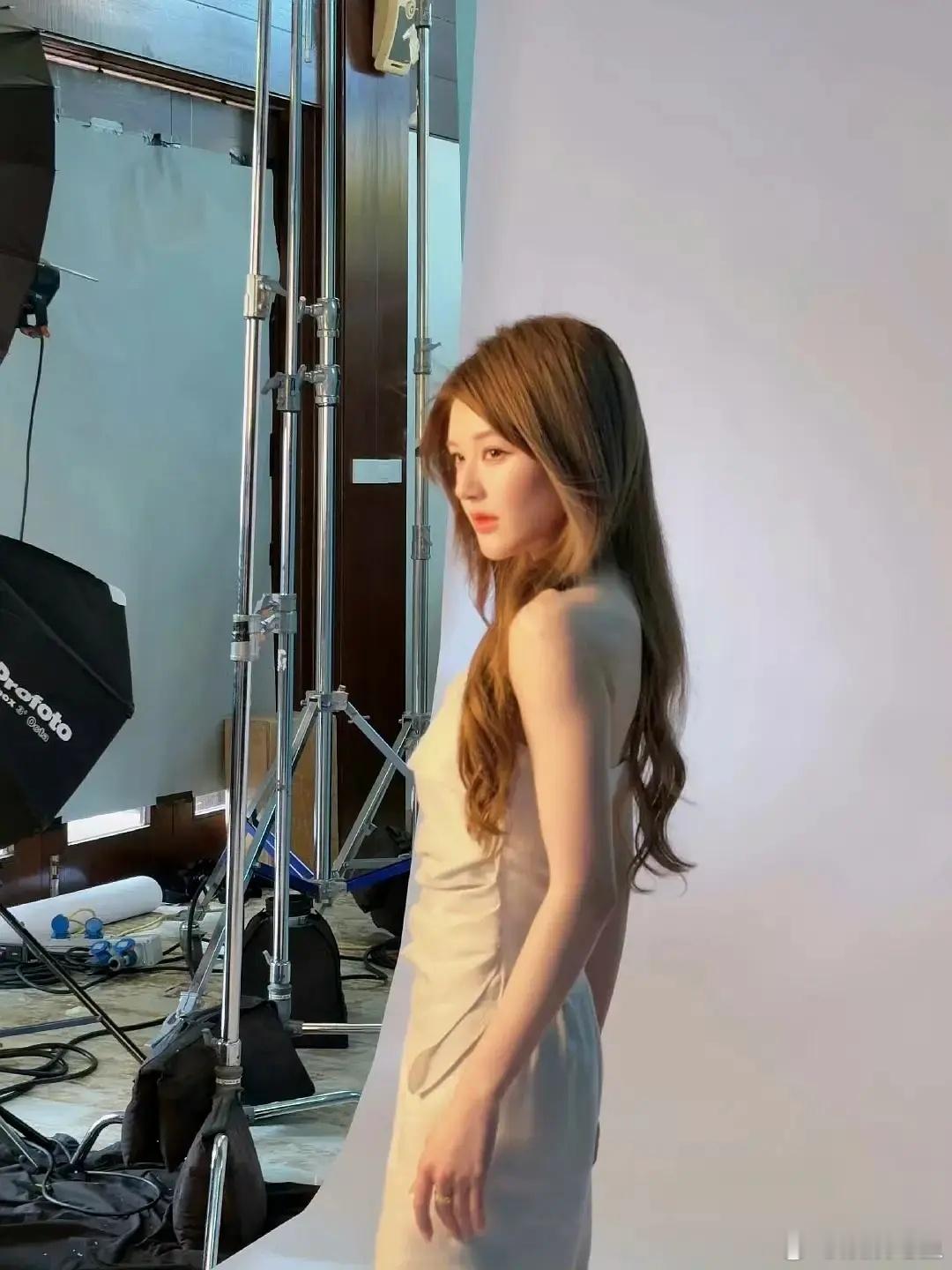 这颅顶➕这斜分刘海，太显年纪了，搞不懂为啥赵露思现在这么爱斜分刘海，她直接一九分