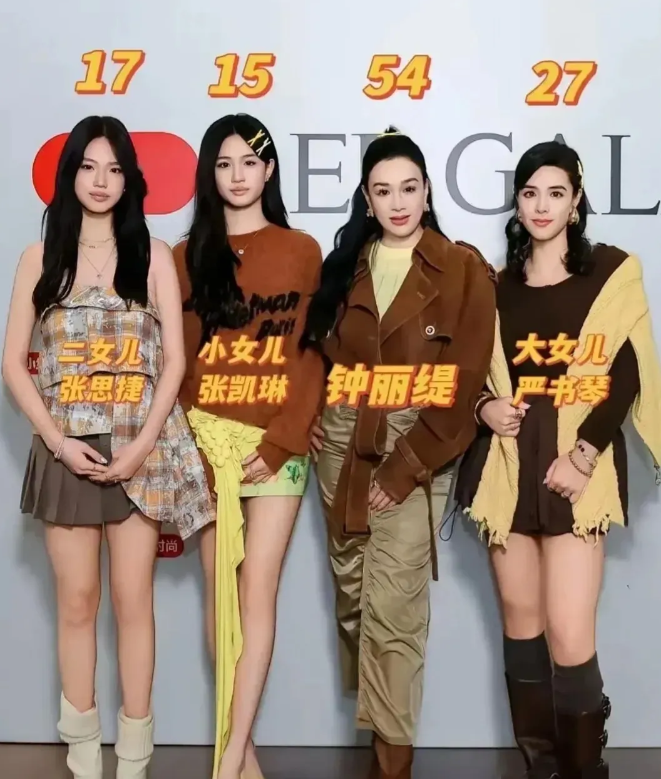 这是演员钟丽缇和三个女儿的珍贵合照：母女四人都是肤白貌美大长腿，真是一个比一个漂