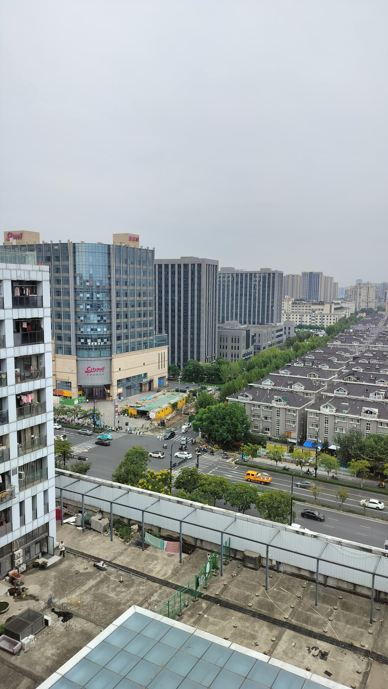 说起来不怕你笑话：早年前宗庆后请我和我老公看过宋祖英的演唱会，钟睒睒在我老家市区