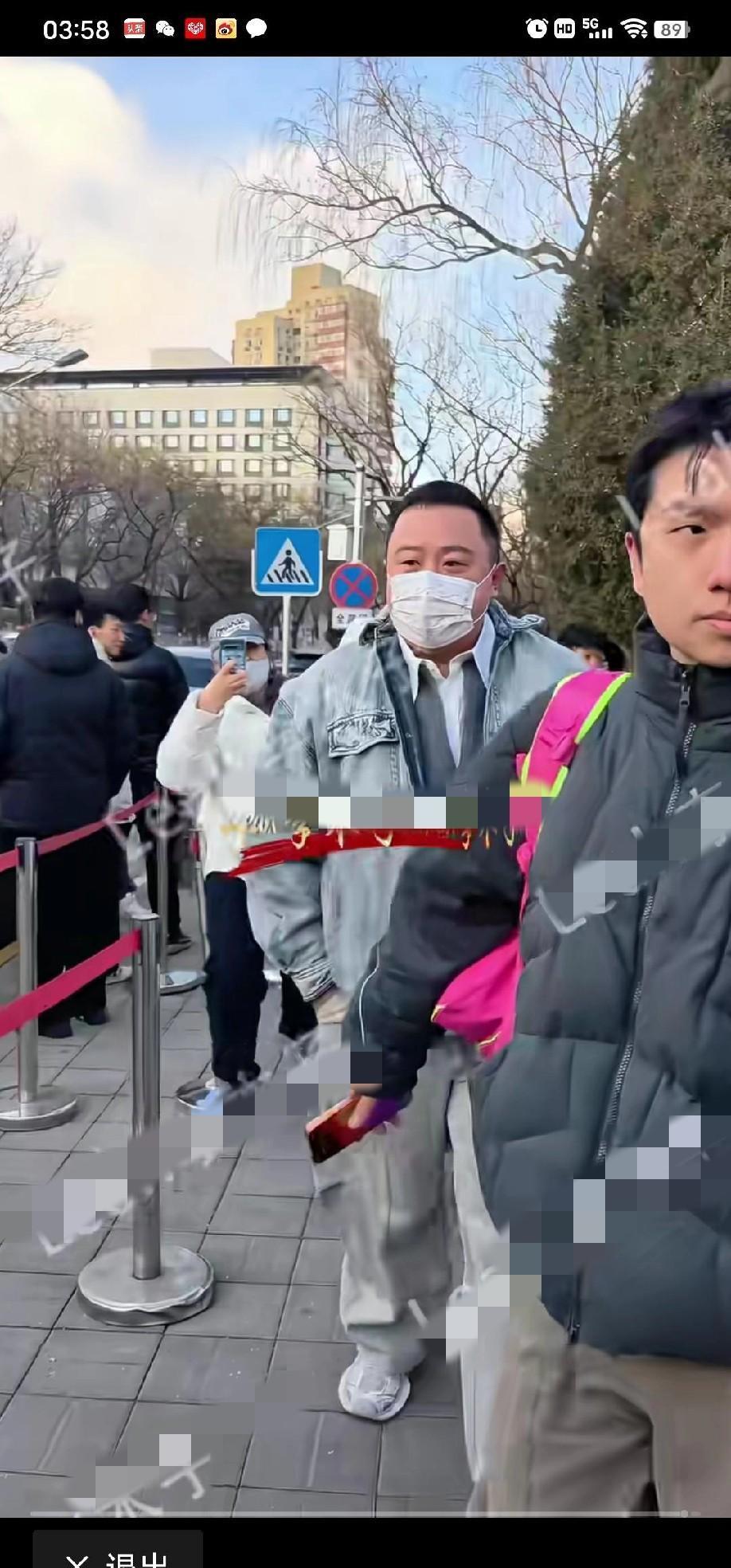 德云社，正在分裂。不是内讧。是路线。阎鹤祥在央视镜头前，一袭长衫，评书腔调