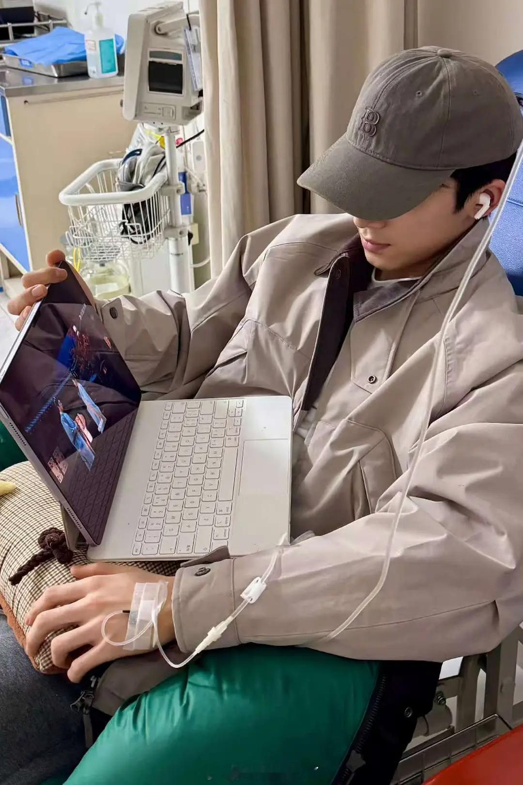 王星越打吊针给《唐宫》做剧宣，好努力啊。