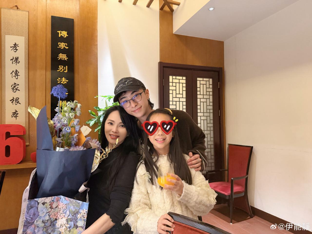 伊能静生日发小作文，女儿虽然遮住了眼睛，可是依稀能看的出来很像哥哥庾澄恩利。