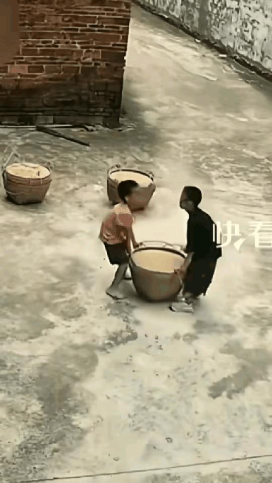 泪目了！暴雨落下前，广东阳江一户人家的院子里，出现了让人意外的一幕。10岁的哥哥