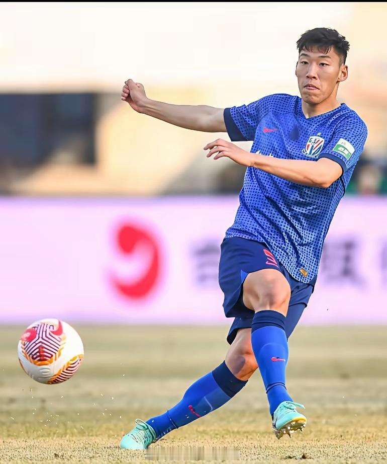 足球圈的婚礼也透着世态炎凉。同样是崇明岛出来的球员，张卫和朱辰杰同一天在上海不同