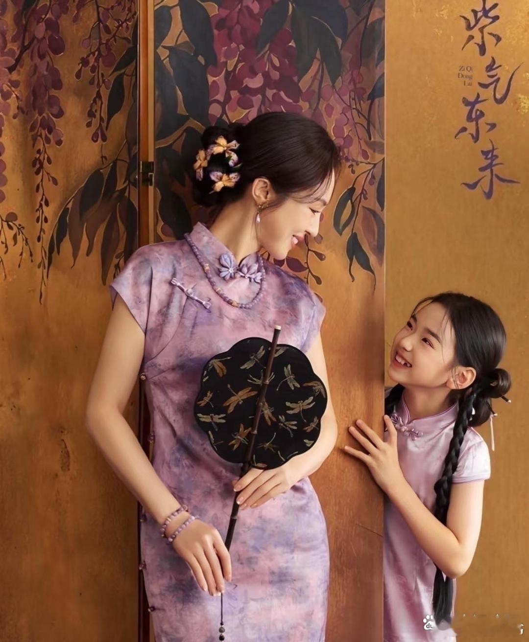 董璇和女儿这组旗袍大片，真的鲨疯了！紫藤花屏风前相视一笑，同款旗袍两个人穿出了同