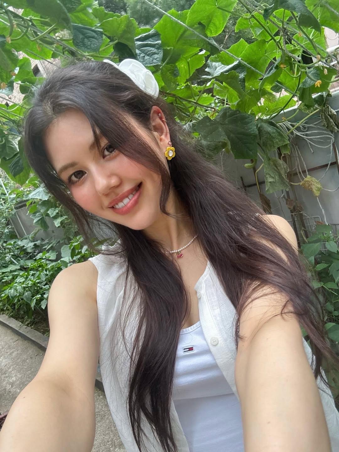 和绿植蔬菜合两个影。