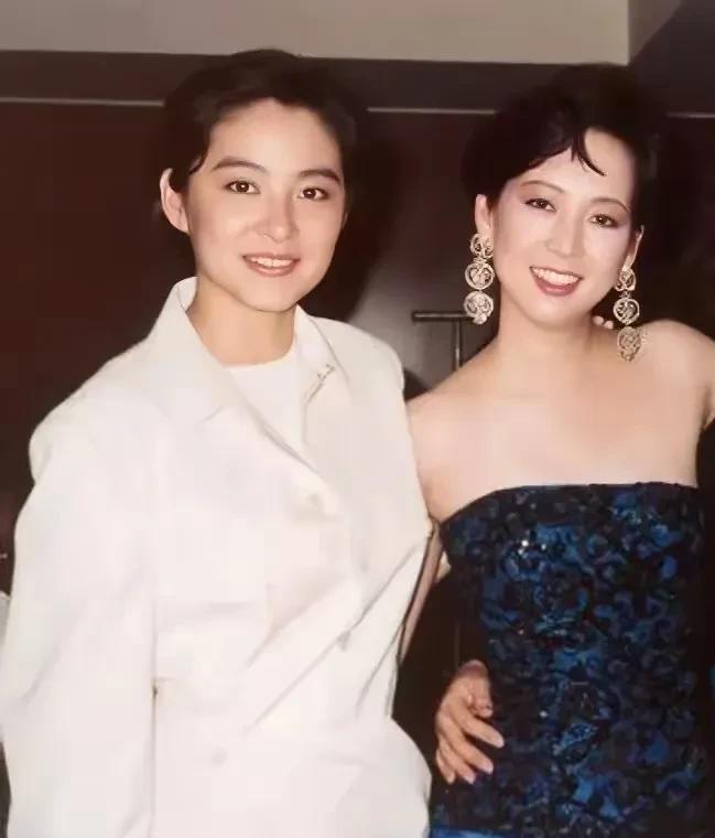 林青霞旁边的这个女子是谁？怎么一点印象也没有，真不知道她是谁，虽然不知道她是谁，