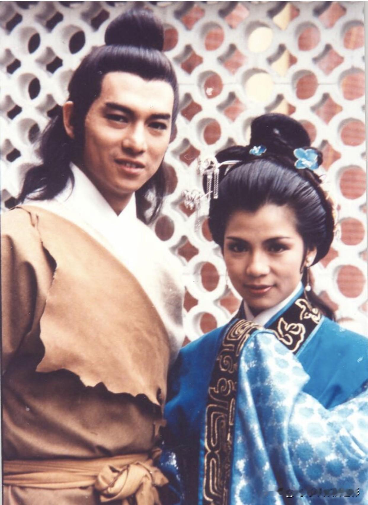 翁美玲&惠天赐《楚河汉界》幕后合影📸翁美玲一身蓝古装衬得娇俏灵动，头饰流苏随