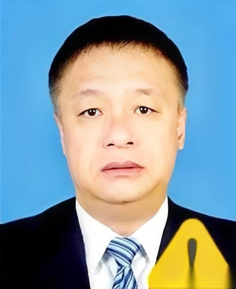 最讽刺的是什么？就是一个大人物，站在国旗下，对着几千个全省最聪明的脑袋，唾沫横飞