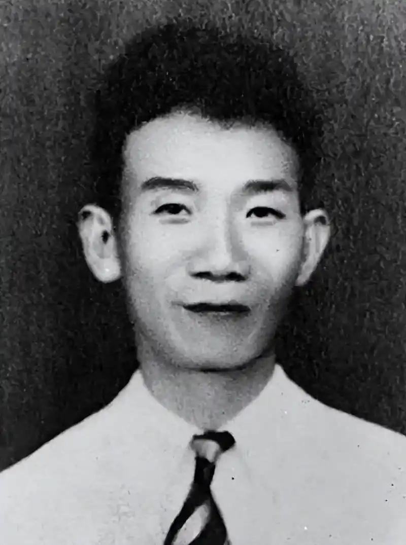 1919年，23岁的郁达夫去青楼，想要发泄一晚，对老鸦说：“给我找一个年纪大，长