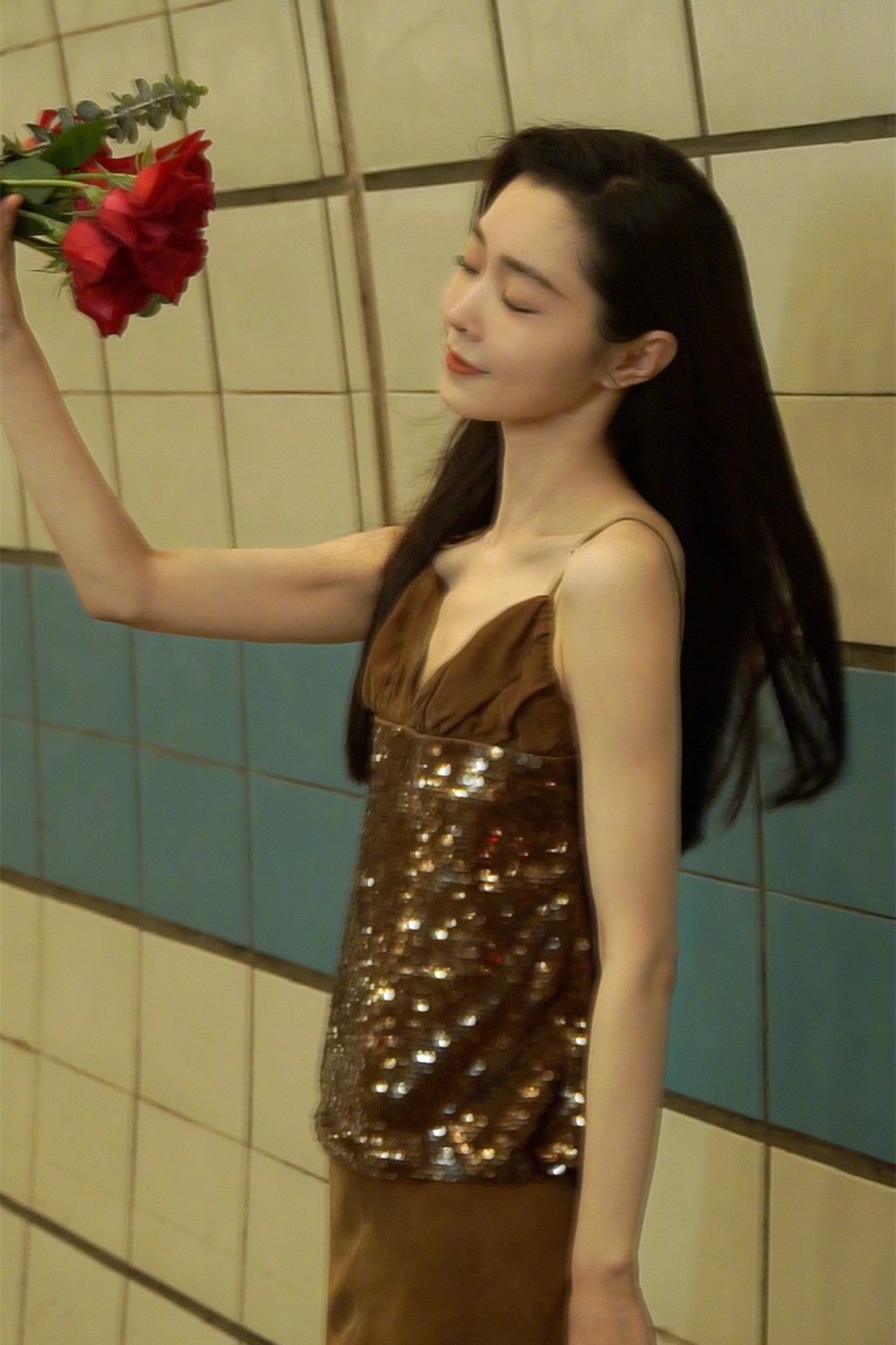 宋轶街头美拍，长发吊带裙，手捧鲜花好甜好美