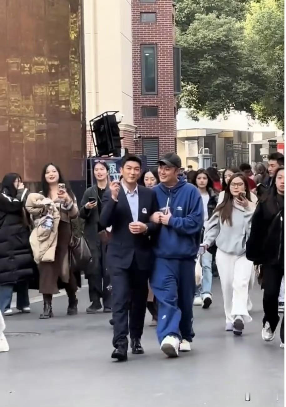 笑死，陈赫是懂得逗郑恺的～上戏80周年庆，郑恺带着妻子苗苗随行，苗苗小鸟依人