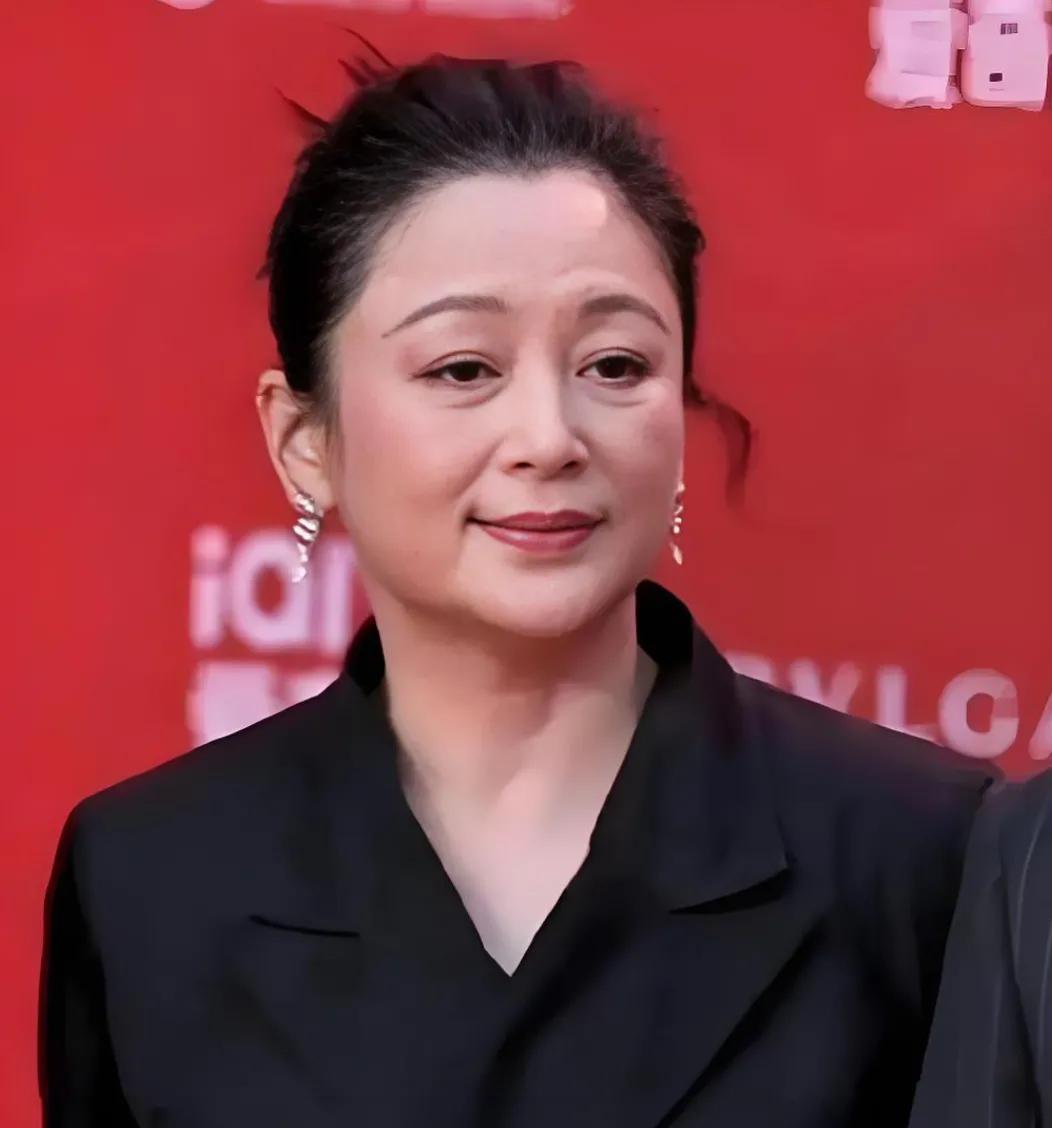 都说陈红是绝色美女，是＂大陆第一美人＂，此言差矣！的确有些言过其实了，她的美貌多
