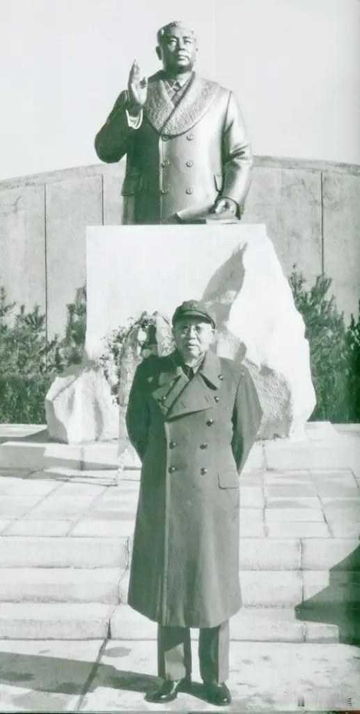 1980年，王平上将访问朝鲜期间，特意来到周恩来总理铜像前祭拜并留影，致敬战友情