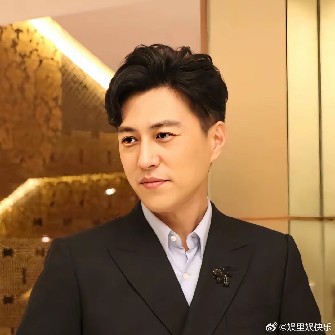 仔细看这张照片，大家有没有发现一个很奇怪的点，不是说他捯饬一下就会很帅，而是他长