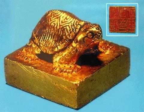 1982年，1个重庆小伙子在嘉陵江摸鱼。鱼没摸到，摸到1个雕着乌龟的“金疙瘩”。