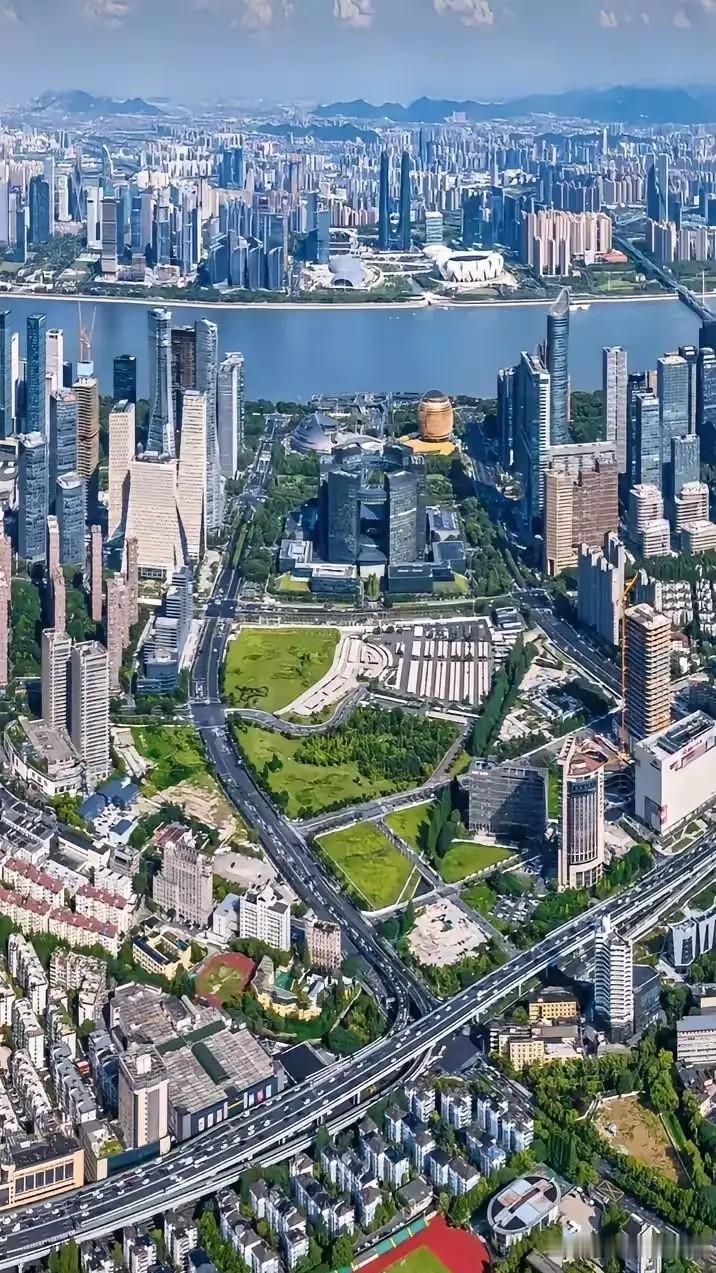 这是国内哪个城市？感觉城建水平还不如咱们大长沙！长沙坐拥中部，通达全国，山水洲