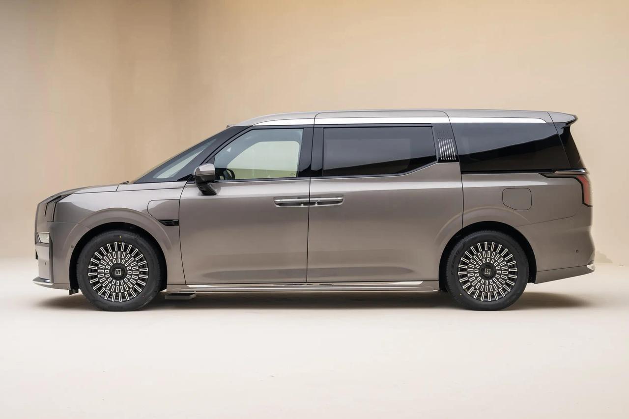 新款极氪ZEEKR009实车亮相这次改款没大动外观，却把核心配置拉满，气场