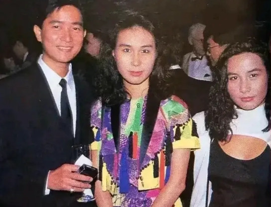 1992年秋，陈百强昏迷的消息传来时，何超琼正与许晋亨出席商业晚宴。她扯下高跟鞋