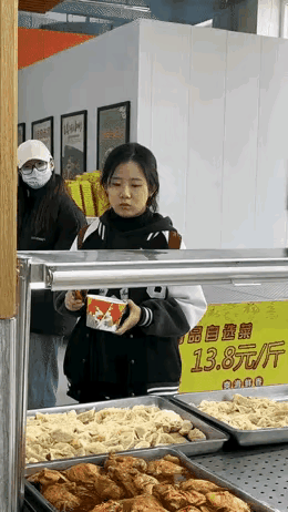 好多人都认为，美女犹豫不决是缺钱了，舍不得吃，其实人家是在纠结，吃什么不