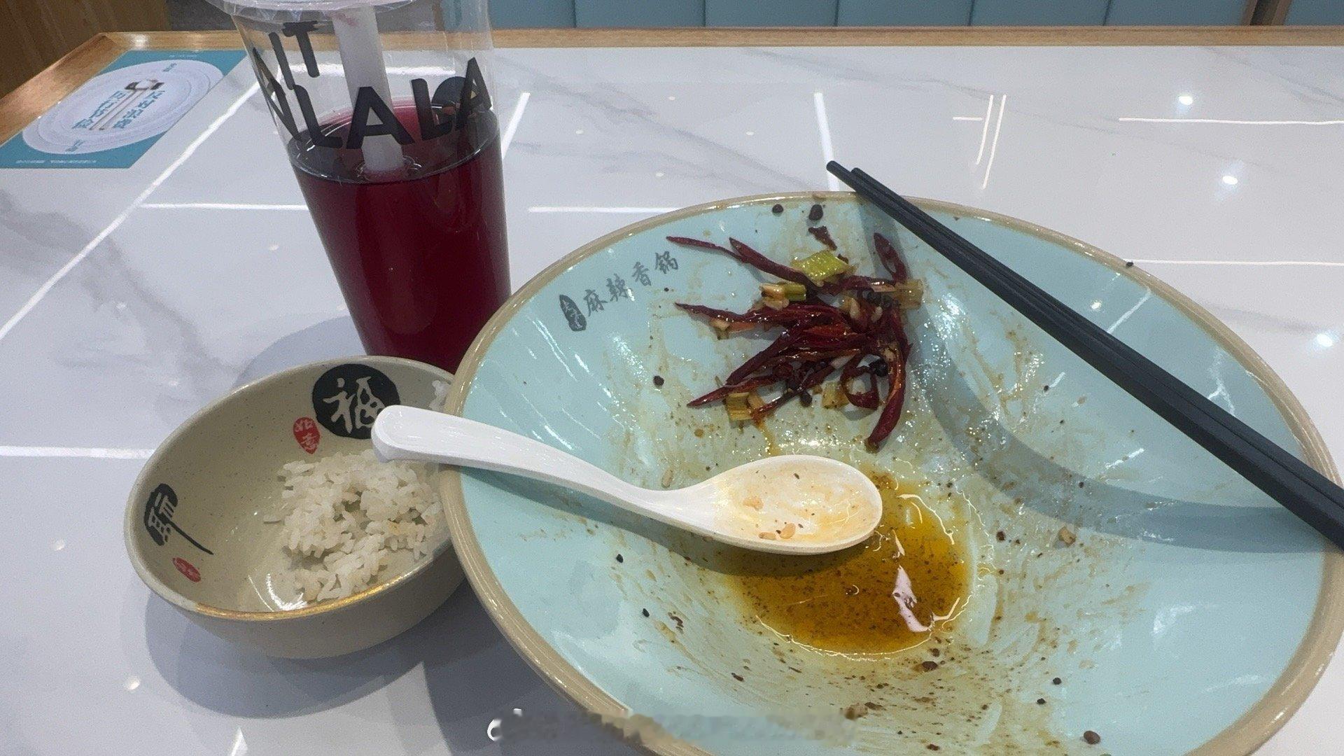 我真的爱惨了食堂麻辣香锅阿姨都认识我的程度好吃晕了每次吃完都可以精准剔出来辣椒和