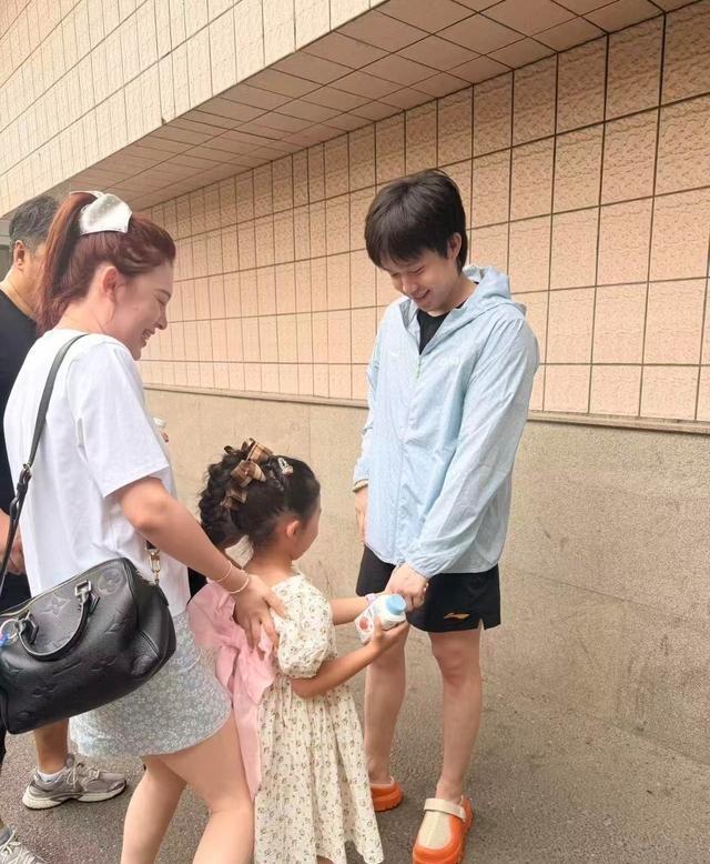 王楚钦与师母合影背手站得笔直，牵起教练女儿却满脸温柔，这教养细节谁看了不点赞？​