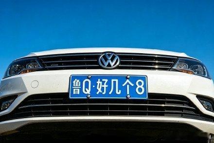 车牌上有好几个8市民：你好110，我要报案，路上看见一辆假牌车警察：车号多少市