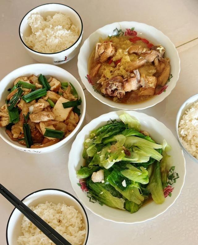 周末去给86岁独居的婆婆尽孝，真的是花钱买罪受。我提着大包小包新鲜食材上门，结果