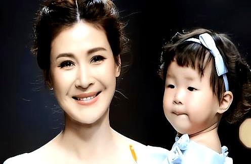 你们说，谁能扛得住每天豪车接送、国外空运鲜花、名牌包直接送上门这种攻势？当年《