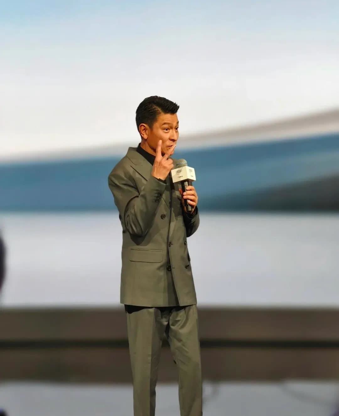 为啥近几年，华仔的西装都这么难看，感觉很大的，不精神啊[笑着哭]