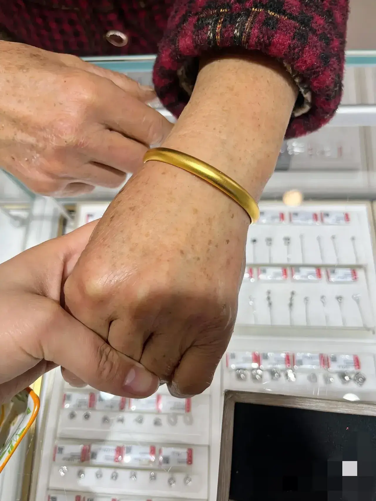 婆婆说小姑子买的金镯子，以后要还给小姑子，咱就是说，这事儿听着多膈应！我嫁