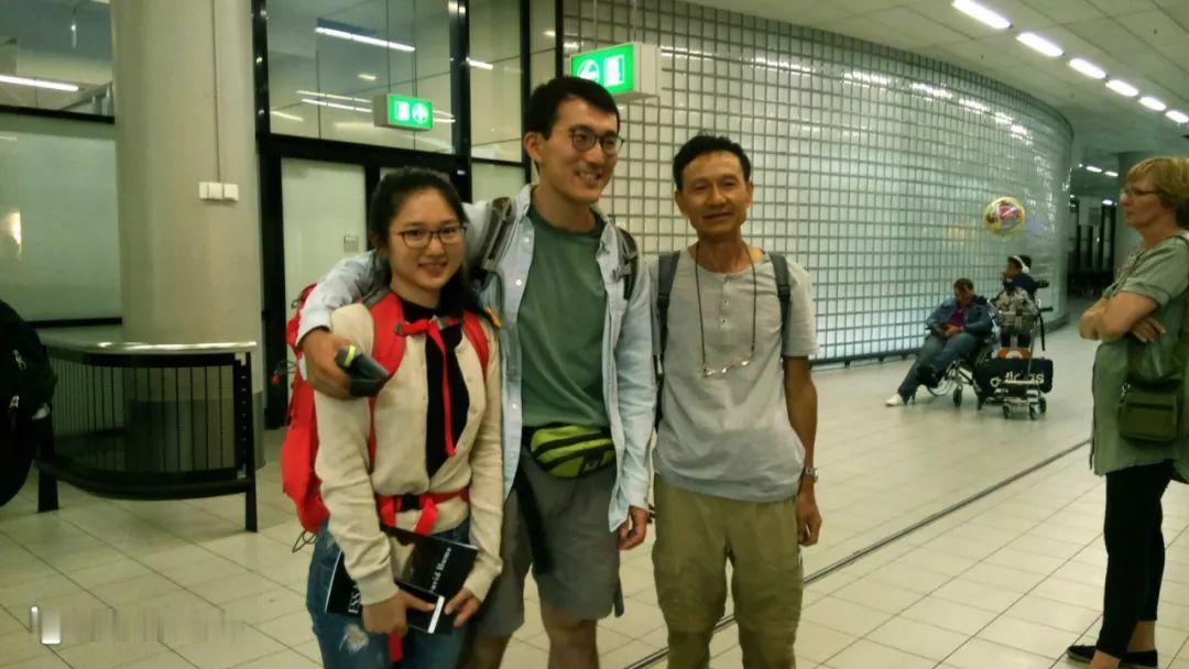 记得8年前我们在荷兰阿姆斯特丹旅行，老伴护照在意大利被盗。转机去荷兰受阻，语言不