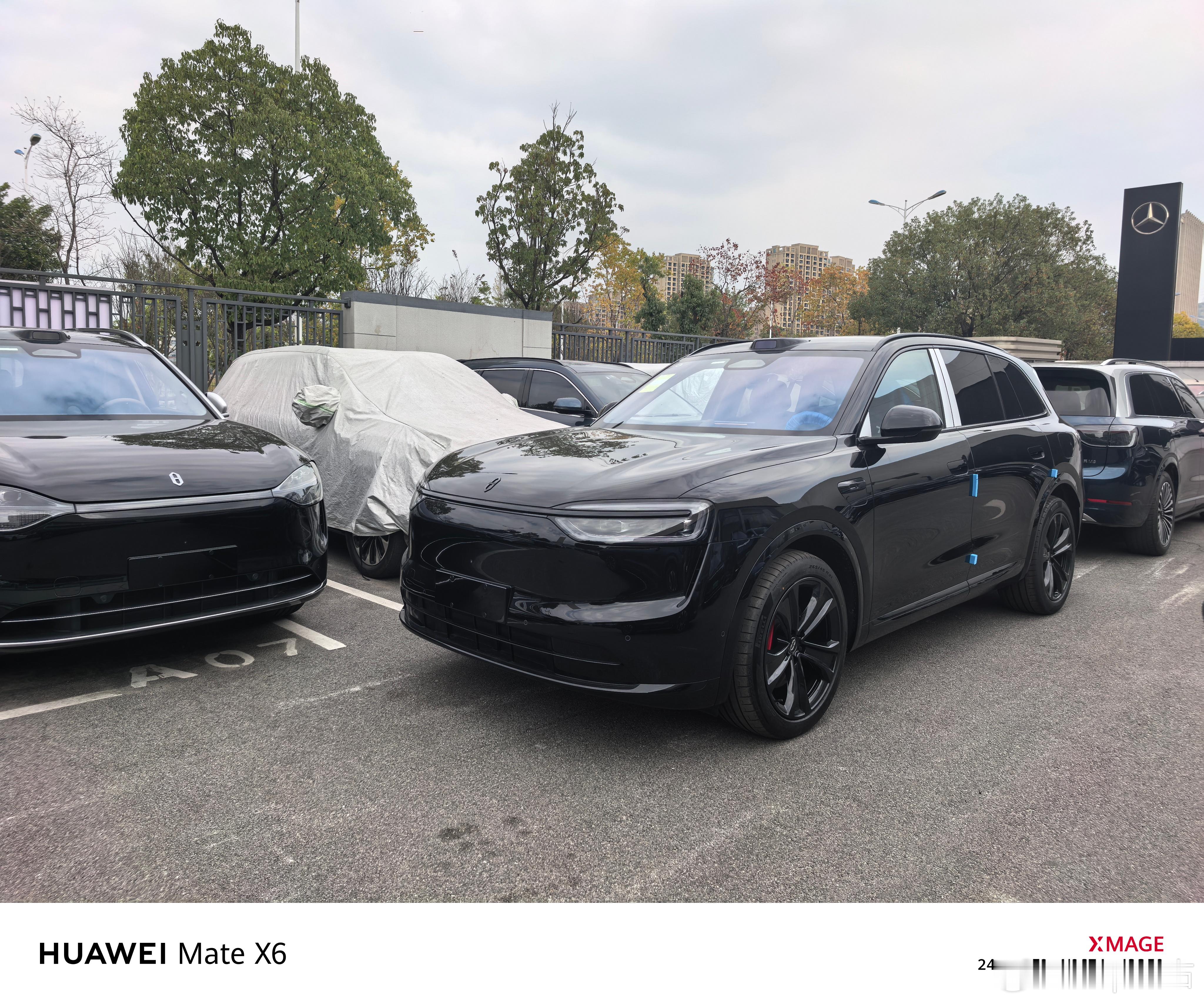 偶遇黑武士M7全身黑化，包括AITO标，前脸贯穿条侧面感知硬件，黑色轮毂搭配红色