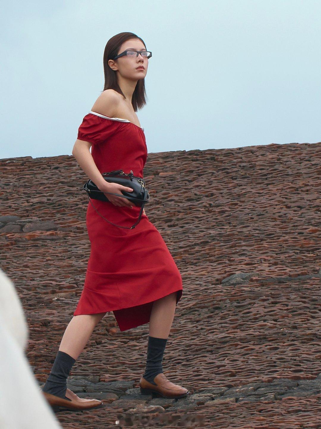 miumiu又在给赵今麦出黑图了，这拍的实在夸不出来赵今麦闺蜜是开端导演女儿