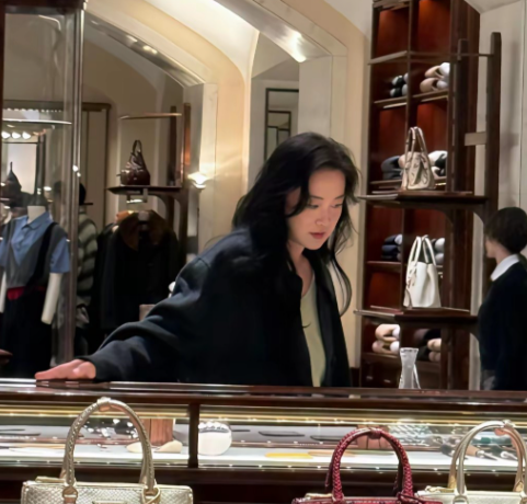 刷到贾玲在意大利购物，很多网友感叹彼时的贾玲非那时的贾玲了。以前胖嘟嘟的她，