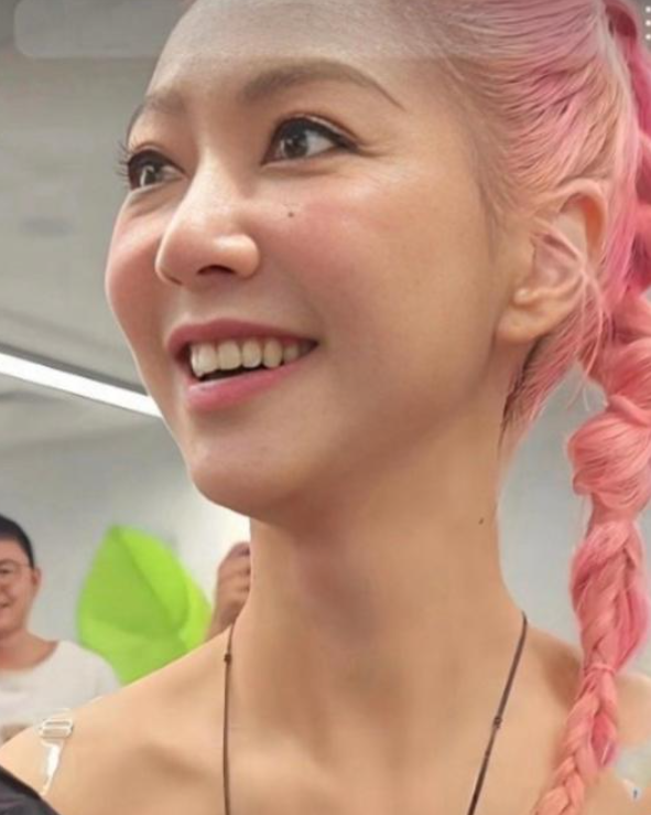 薛凯琪线下还是挺显老的，没有网上吹的那么“童颜”