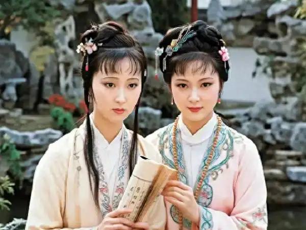 《金陵十二钗正册》首页，确定是宝钗黛玉合一的判词吗？其实很可疑。第一个问题，