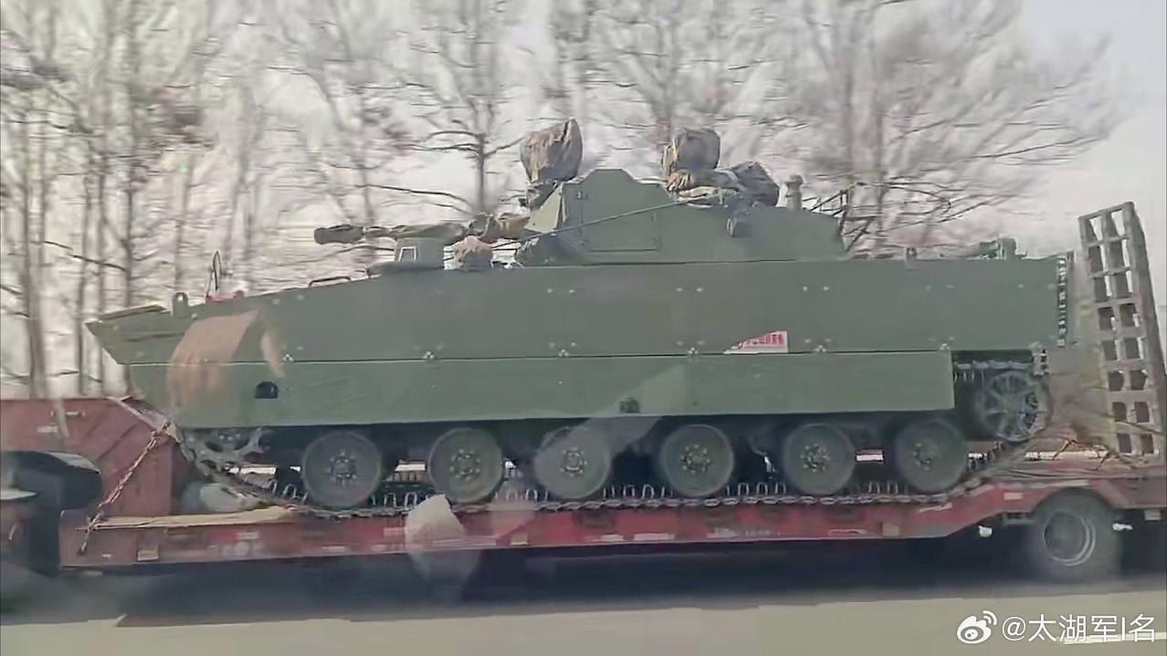 陆军重装合成旅的新玩具，采用04B底盘的装甲侦察车，不知道底盘是否采用混动动力包